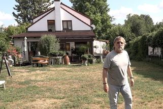 Bydlení zpěváka Dalibora Jandy. Rodinný dům s dechberoucí zahradou, na níž pěstuje i melouny