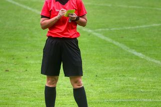 Malér v derby: Vinu nese i hlavní rozhodčí. „Strčil hlavu do písku“. Komise musí vyvodit závěry - Médium.cz