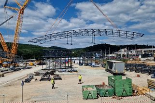 Největší jeřáb v Evropě s nosností 750 tun zahájil v Brně osazení střechy multifunkční arény - Novinky
