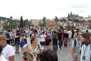 Počet hostů z ciziny v Česku po pěti letech růstu stagnoval - Novinky