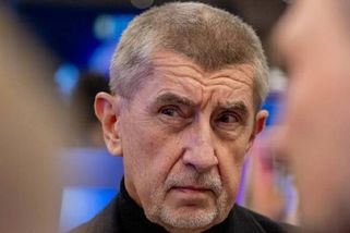 Babiš po krk v moři a kolem ani živáčka. Fotka z dovolené spustila dohady, kde se premiér koupe