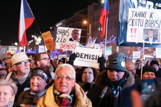 Demokraté prohrávají. Brzdí je jejich ego i boj klacky a kamením proti kulometu