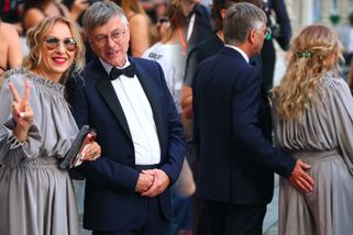 Největší překvapení z úvodu festivalu. Žbirková dorazila ruku v ruce s ředitelem ČT, nechyběly intimní doteky