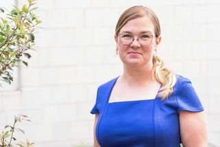 Změnami na úřadech vláda porušila zákon, říká právnička a odborářka Šárka Homfray - Novinky