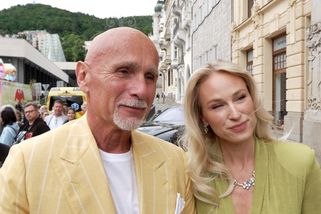 Manželka Richarda Chlada ve Varech opět vsadila na odhalený dekolt! Bez podprsenky vynesla další sexy model