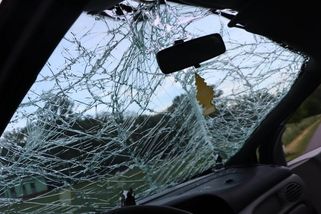 Dva mrtví po nehodě na dálnici D6 na Rakovnicku. Do auta narazilo kolo uvolněné z jiného vozu - Novinky