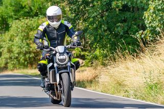 Auto versus motorka: Pět věcí, které motorkáři dělají (a proč) a řidiči aut jim nerozumí! - Garáž.cz