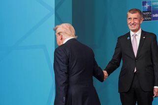 Byla to rychlovka. Babiš si po focení podal ruku s Trumpem - Novinky