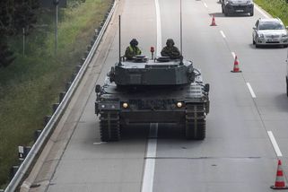 Po dálnici D35 se prohání tanky. Armáda trénuje jejich přesun - Seznam Zprávy