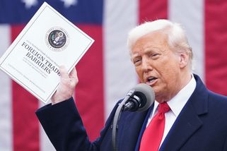 Pozůstatek po chaotických clech. Trumpovy úřady už musely vrátit sto miliard dolarů - Novinky