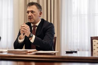 Blažkův náměstek, který prchal z WC, skončil na neplaceném volnu - Seznam Zprávy