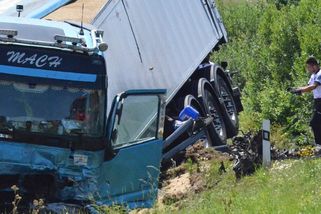 Auto se po čelním nárazu s kamionem na Plzeňsku roztříštilo a shořelo. Řidič nepřežil - Novinky