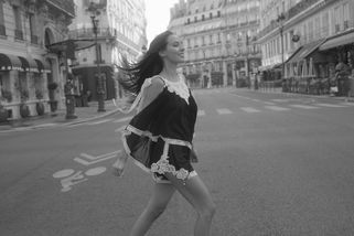 Zpěvačka Charlotte Gott zveřejnila videoklip ke svému třetímu singlu Paris - Novinky