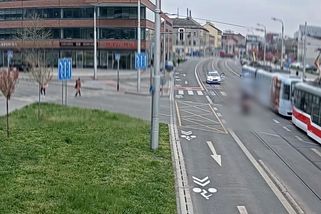 Mám rád rychlou jízdu, řekl strážníkům v Brně chlapec na motorce, který před nimi ujížděl a spadl - Novinky