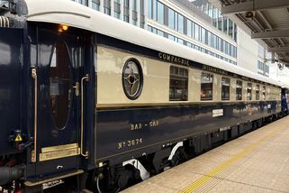 V Praze se ukázal Orient Express, cesta vyjde i na miliony