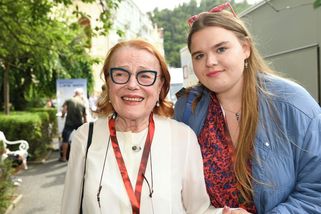 Po vážných zdravotních problémech je Iva Janžurová ve skvělé formě: Legendární herečku ve Varech hlídá vnučka