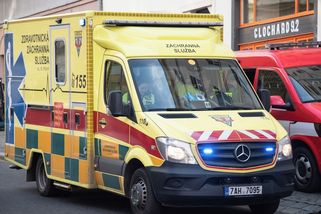 Agresor bušil do sanitky baseballovou pálkou, záchranáři ve Vysokém Mýtě chránili pacientku i dítě - Novinky
