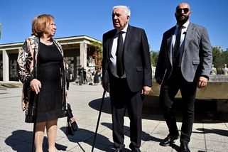 Foto: S Knížákem se rozloučil i Klaus. Byl nekompromisně statečný, řekl Klempíř - Seznam Zprávy