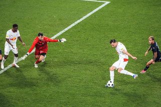 Šílený zápas v Evropské lize přerušil na dvě hodiny déšť. Bylo to zvláštní, přiznal střelec vítězného gólu - Sport.cz