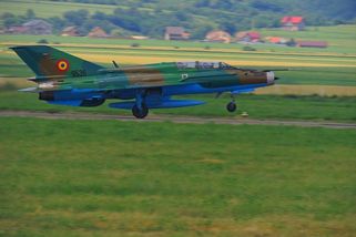 Na dálnici D1 u Brna přistávaly sovětské stíhačky MiG 21