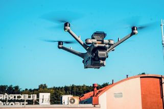 V Elektrárně Tisová testují autonomní dron s umělou inteligencí, vidí i ve tmě