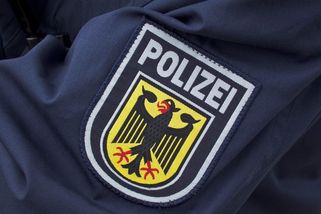 Mačety, skleněné lahve a pistole. V Dortmundu se do sebe pustily dva rumunské rodinné klany - Novinky