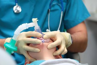 Sedmiletá dívka v Turecku zemřela v zubařském křesle. Lékaři jí odstraňovali osm kazů najednou - Novinky