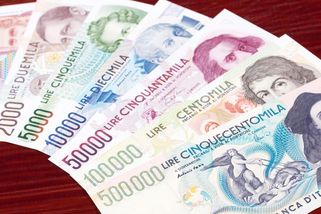 Ital našel ve zdi koupeného domu liry za 1,7 milionu. Banka mu je už nechce vyměnit - Novinky