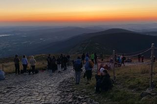 Východ slunce na Sněžce láká davy turistů. Strážci rozdali 23 pokut - Novinky