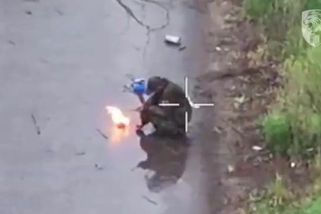 Promrzlý ruský voják si přitápěl troskami ukrajinského dronu. Nedopadl dobře - Novinky