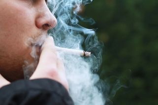 Stát to se zdaněním cigaret přehnal, říkají experti. Nižší daň by státu vynesla miliardy