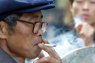 Omezit cigarety, nebo vydělávat miliardy? Čína jde proti světovému trendu - Seznam Zprávy