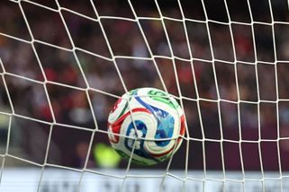 Gól, nad kterým zůstává rozum stát. Brankář se ztrapnil před celým světem - Sport.cz