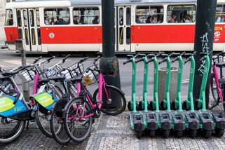 Elektrokoloběžky jsou nebezpečnější než motorky či kola, tvrdí studie - Seznam Zprávy