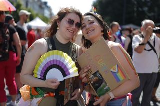 „Je to protest, není moc co slavit.“ Tisíce lidí se vydaly na duhový průvod - Seznam Zprávy