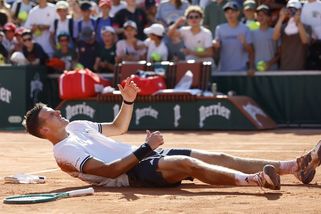 Roland Garros | Zběsilé scény v Paříži. Menšík se po mečbolu zhroutil v křečích. Co mi pak řekl sudí, nemůžu respektovat, stěžoval si - Sport.cz