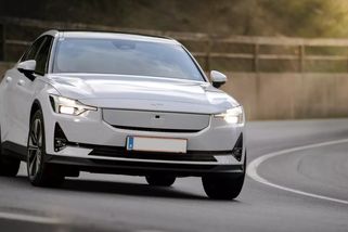 Tyhle elektromobily mají opravdu sílu. Utáhnou dvoutunový přívěs, karavan i loď