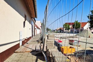 Auta budou parkovat skoro až v našich ložnicích, zlobí se obyvatelé domů ve Valticích - Novinky