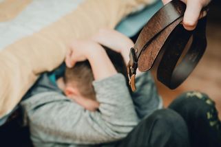 Nadávky a surové bití. Jihočeský státní zástupce půjde před soud za týrání vlastních dětí - Novinky