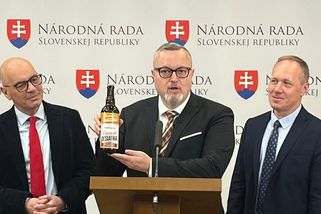 Křesťanská unie se postarala o další slovenský politický bizár: Ekonomický plán balí do láhve piva - Novinky