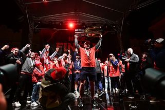 Obrazem: Na hokejisty Pardubic čekalo plné náměstí. V noci začal mejdan - Seznam Zprávy