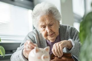 Vláda vyřadila z novely rychlejší růst důchodů. Senioři si na změnu počkají