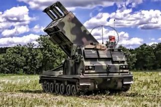 Británie přitvrzuje: Navzdory Putinovým výhružkám dodá protiruským silám salvové raketomety M270 s dostřelem až 80 km
