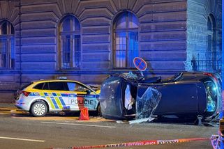 Policisté pronásledovali v centru Prahy tuningové auto, při nehodě zabili dívku z náhodného vozu - Novinky