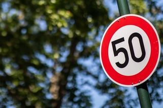 Bude řídit vůz, nebo člověk? EU chystá speciální omezovač rychlosti. Nebezpečné, varují čeští experti