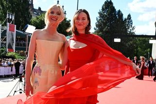 Filmový festival v Karlových Varech 2026: Hvězdy a jejich šaty na červeném koberci během zahájení