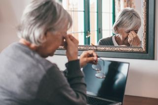 Seniorka uvěřila historce o zapomenutém účtu, přišla o sto tisíc korun - Novinky