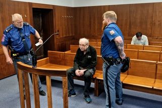 Mlátil zraněnou družku tak, že zemřela. Soud seniorovi snížil trest - Novinky