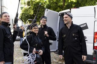 Vstávali ve čtyři ráno a vyrazili za Babišem. Piráti zahájili „protikorupční úklid“ - Seznam Zprávy