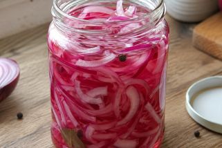 Na grilování jsem udělala sklenici nakládané cibulky a za pár minut byla prázdná. Od té doby mám tuhle dobrotu v lednici neustále